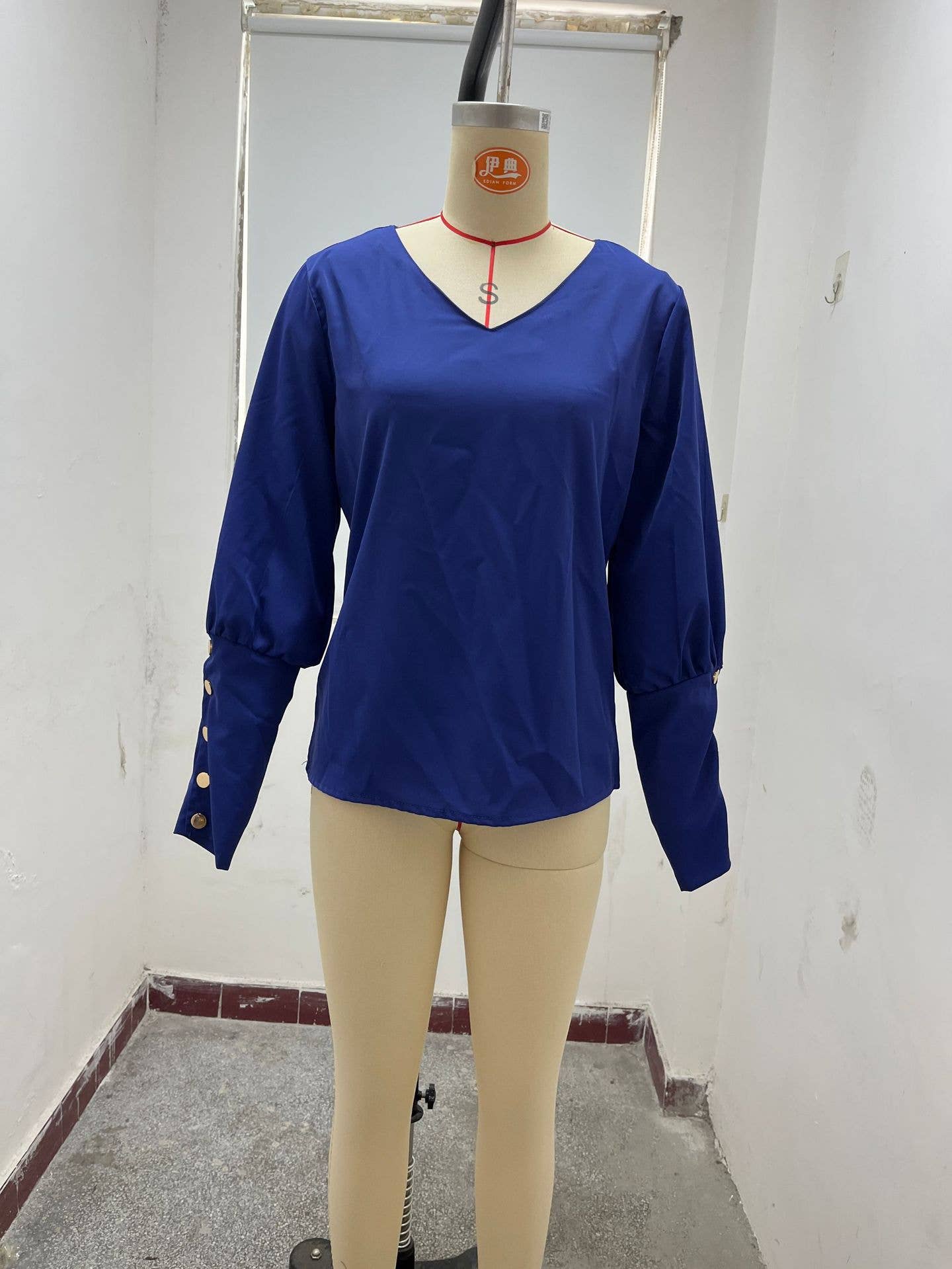 Fashion long-sleeved solid-color V-neck shirt