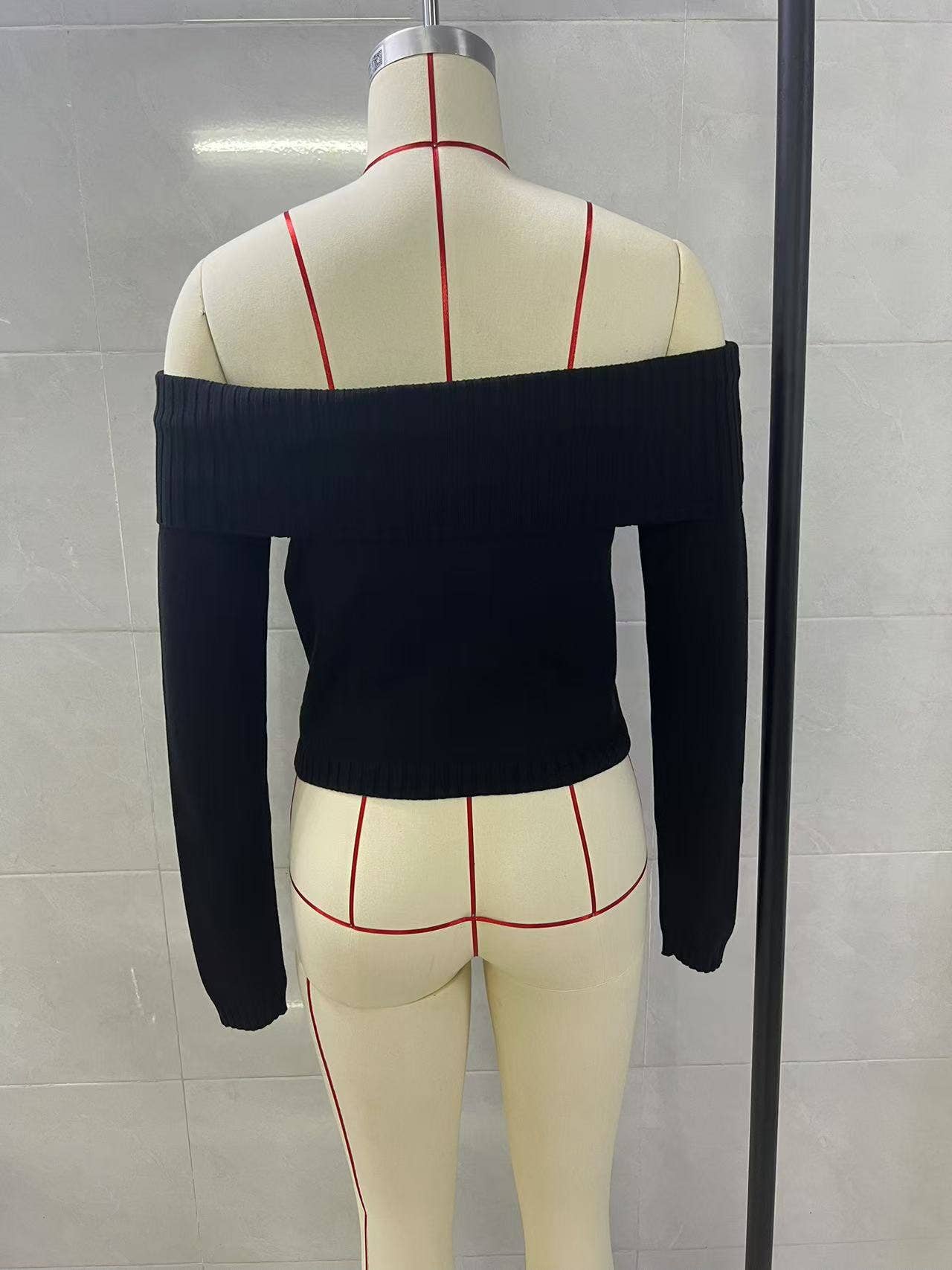 Solid-colored one-neck long-sleeved sweater