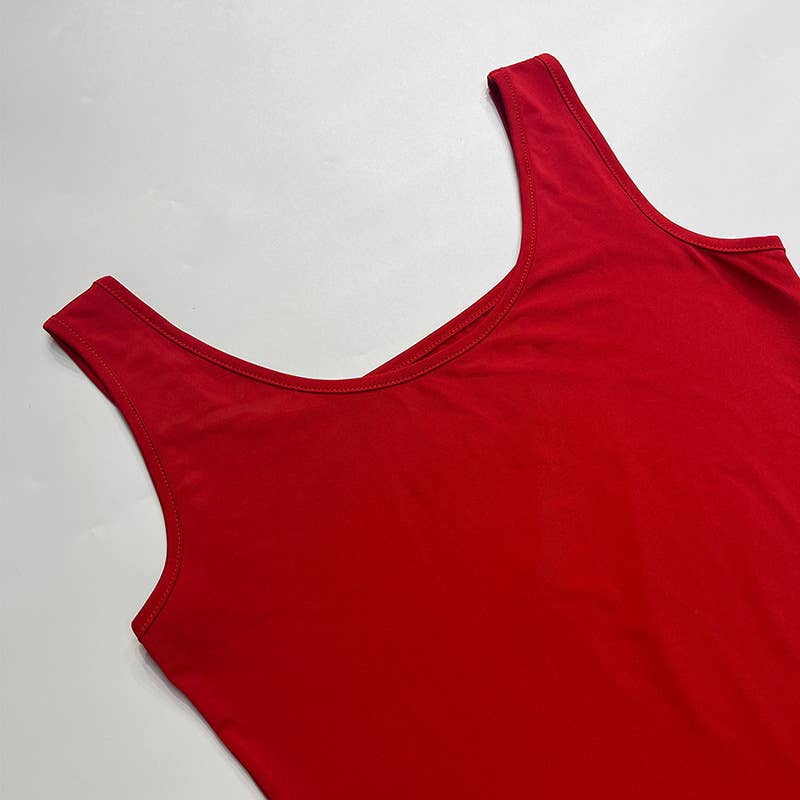 Figure-hugging slit dress with a sense of design