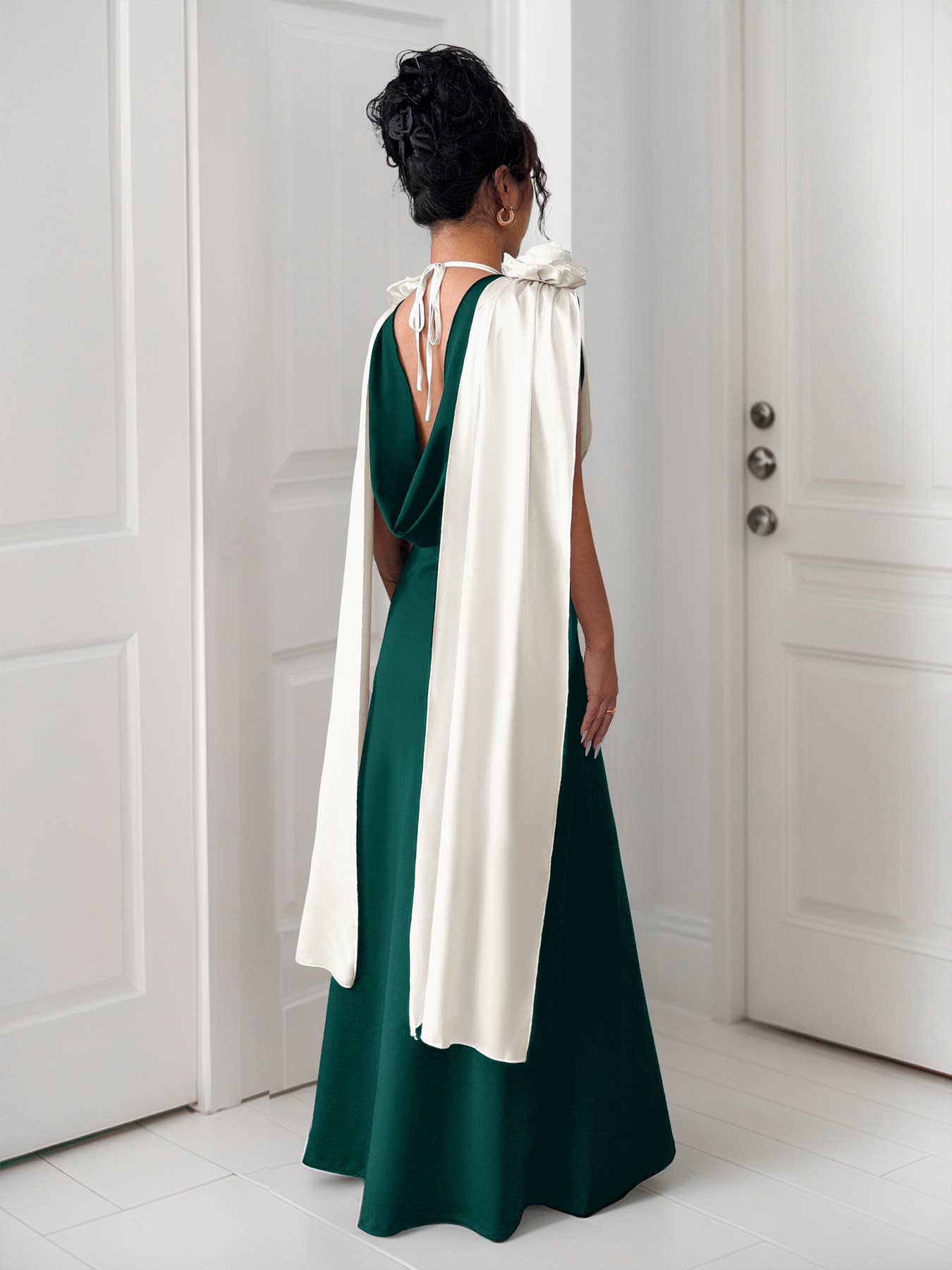 V-neck contrasting color sleeveless dress