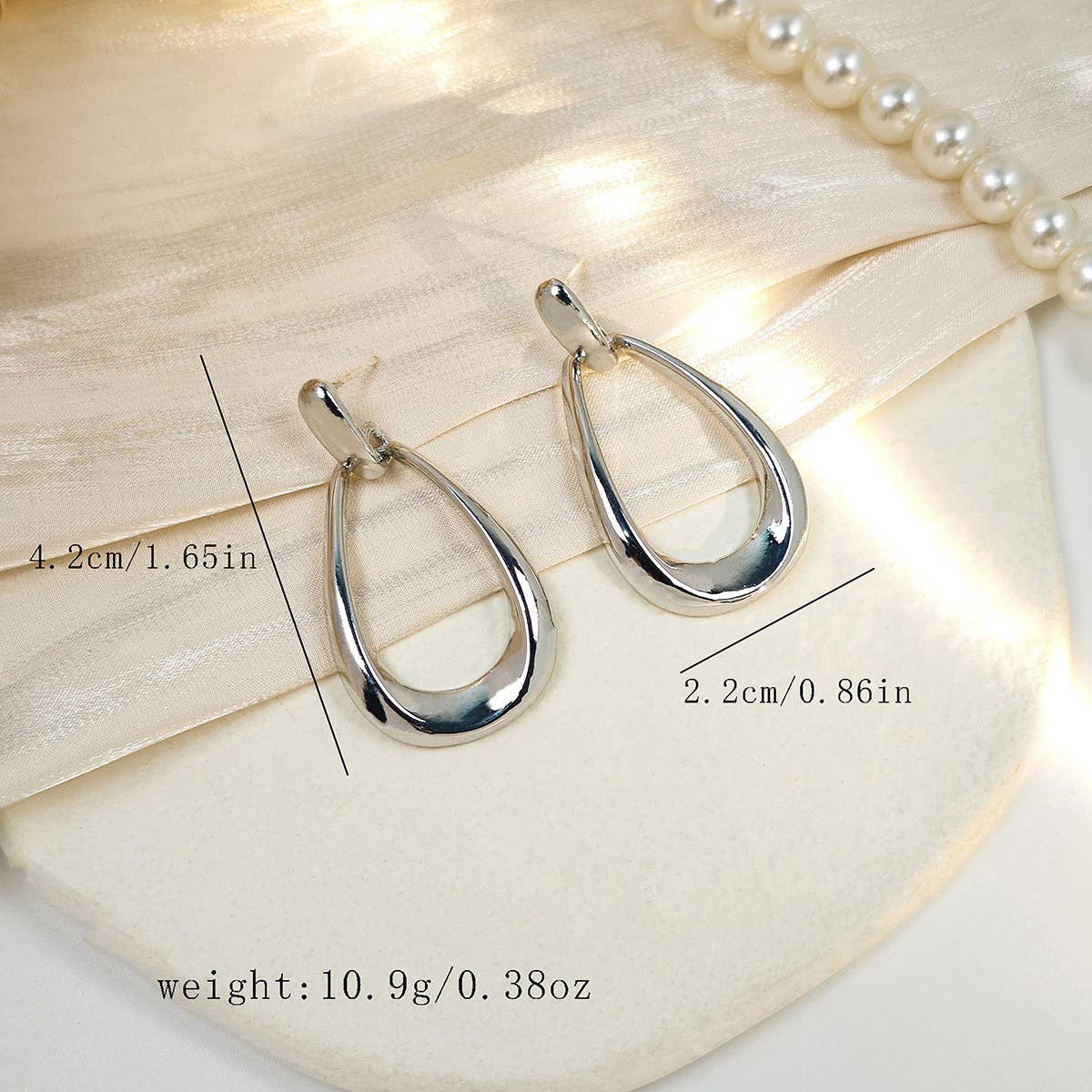 SIMPLE AND VERSATILE GEOMETRIC OVAL EARRINGS
