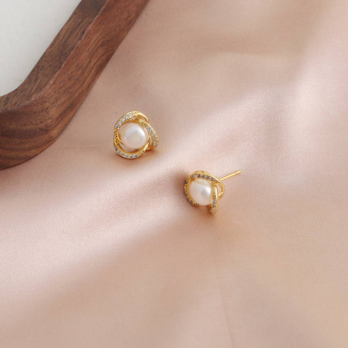 Light luxury freshwater Baroque pearl earrings