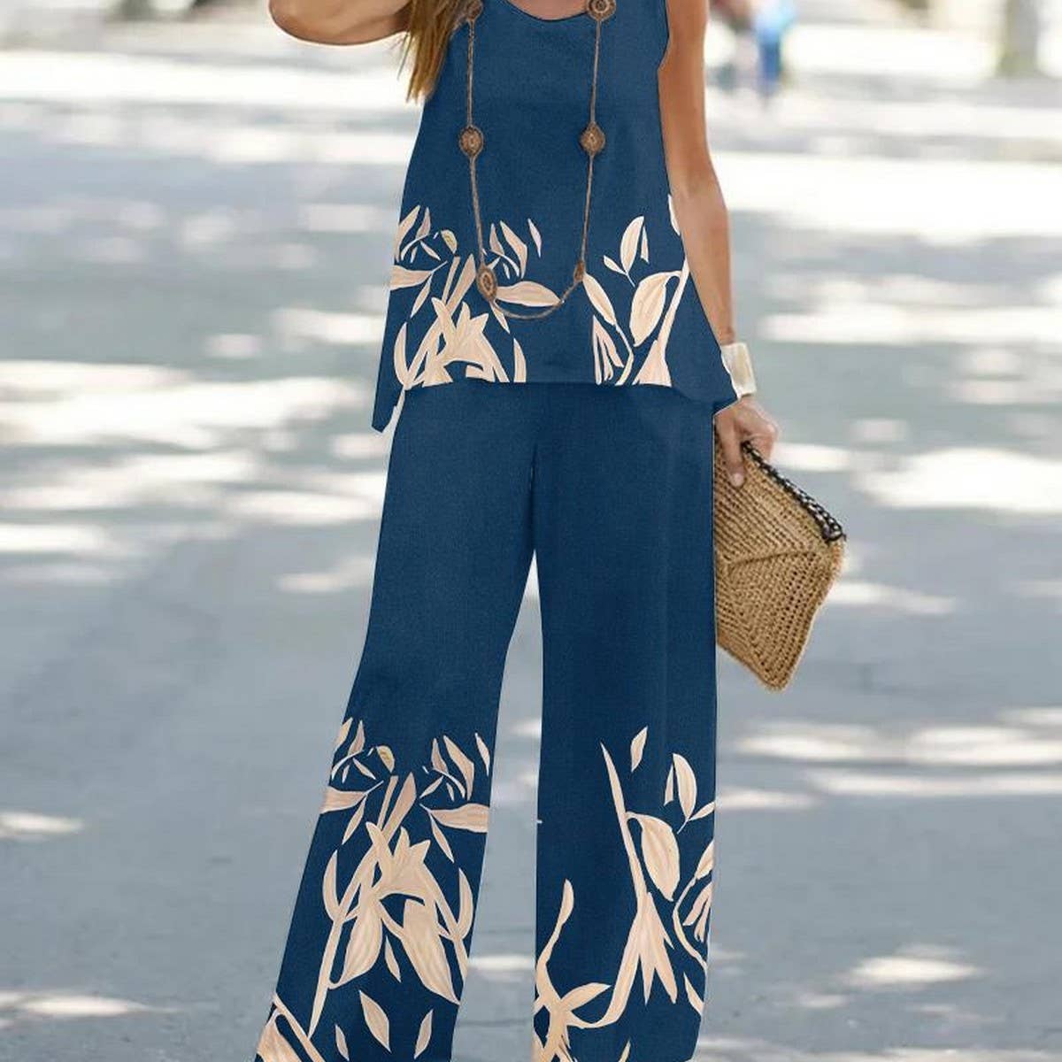 Stylish crew-neck tank top wide-leg pant suit