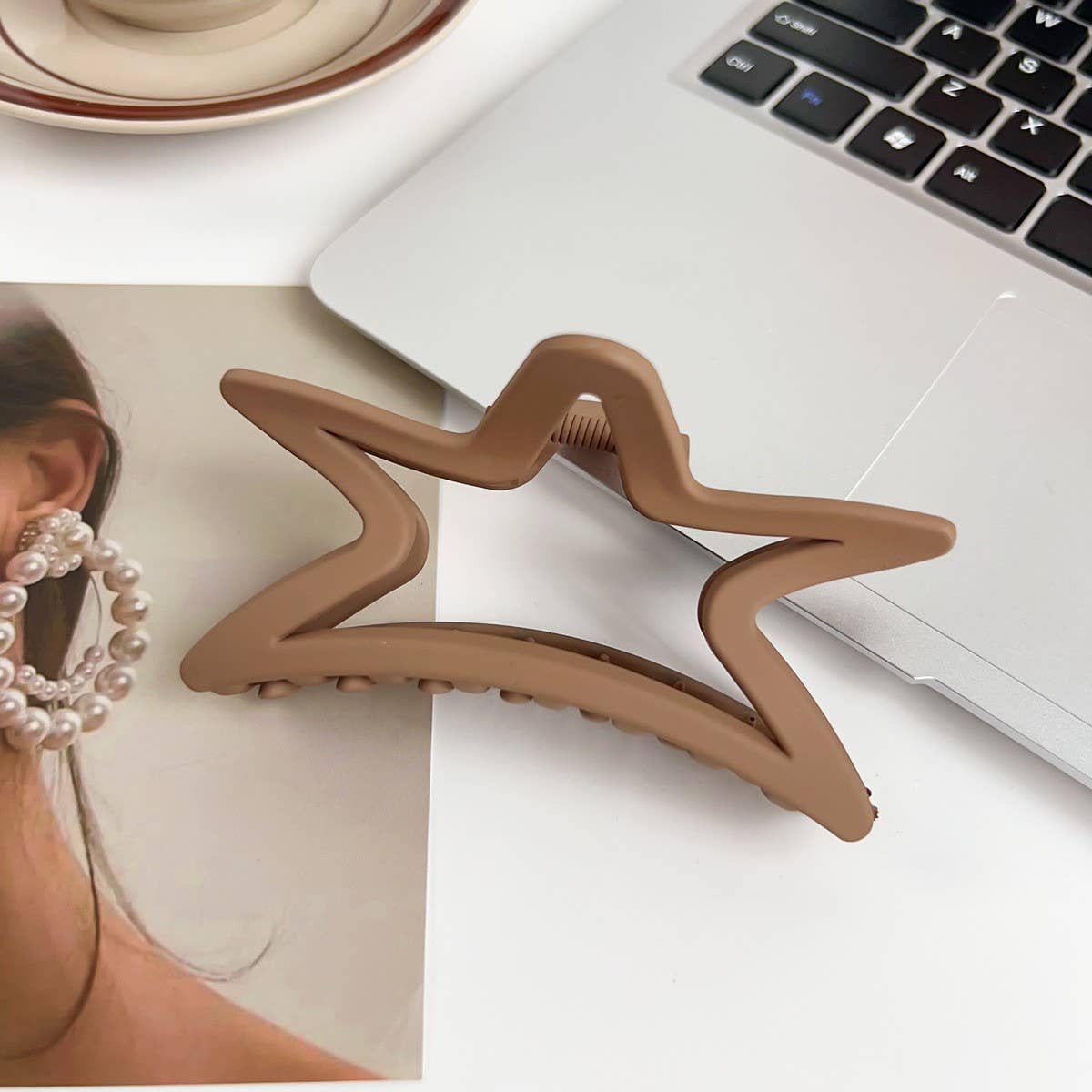 Versatile fashionable hollowed-out grab clip