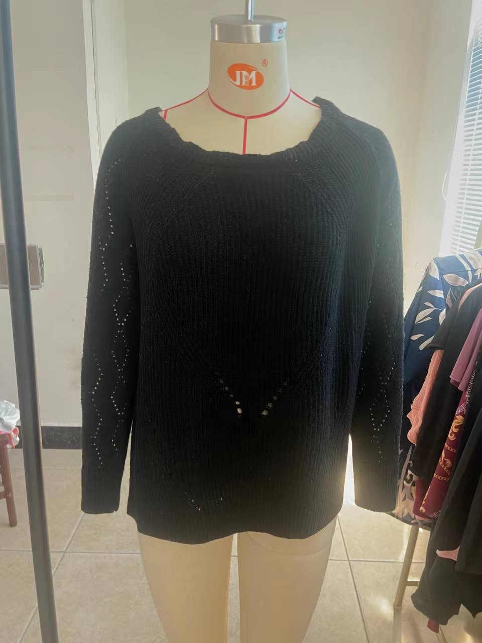 HOLLOW-OUT PATTERN SOLID COLOR CREW NECK SWEATER