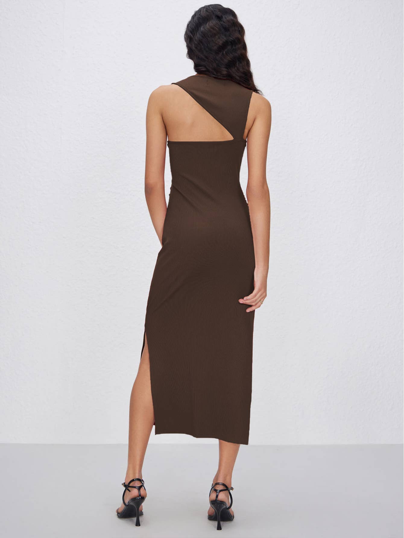 Slit that wraps the hips figure-hugging dress