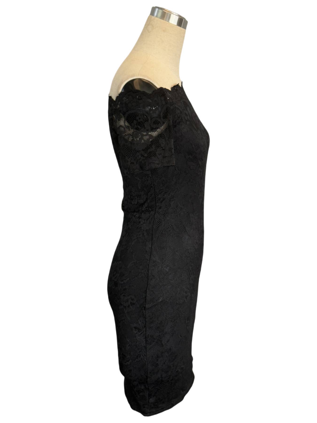 One-shoulder collar, form-fitting, elegant dress