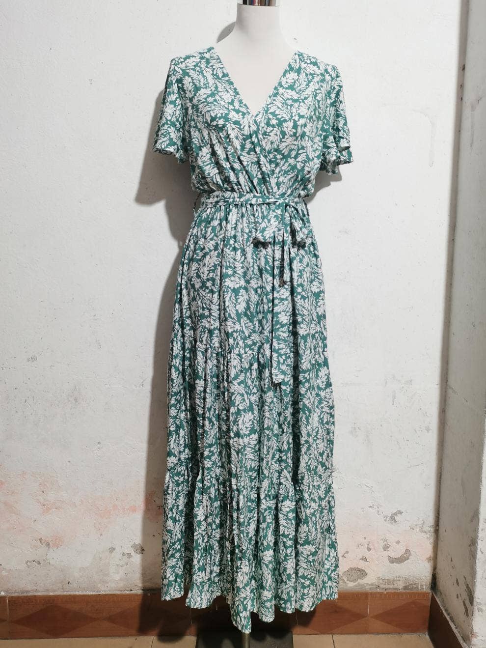 V-neck short-sleeved dress with bow lace-up waist