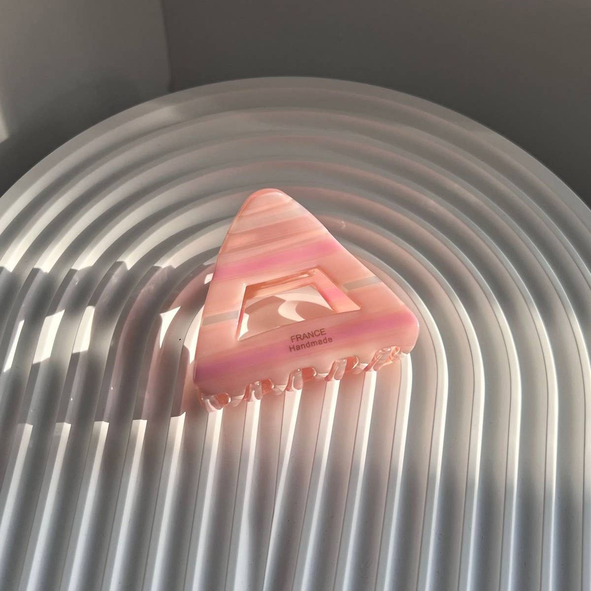 STRIPED TRIANGLE SIMPLE HAIRPIN_CWAHA2634