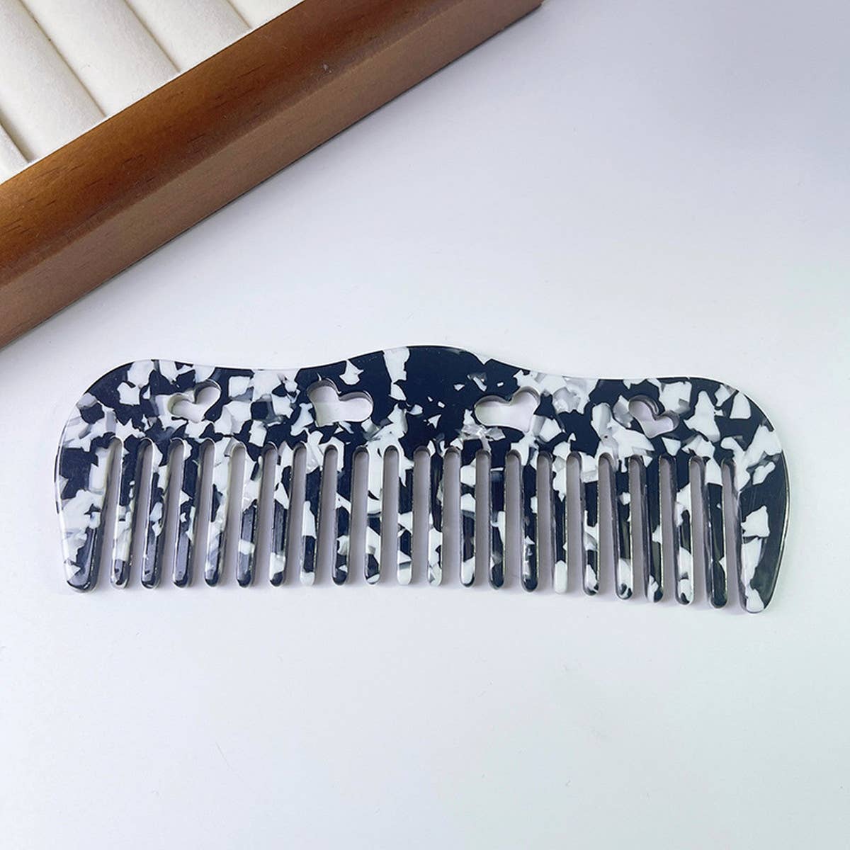 HOLLOW HEART PORTABLE MASSAGE COMB