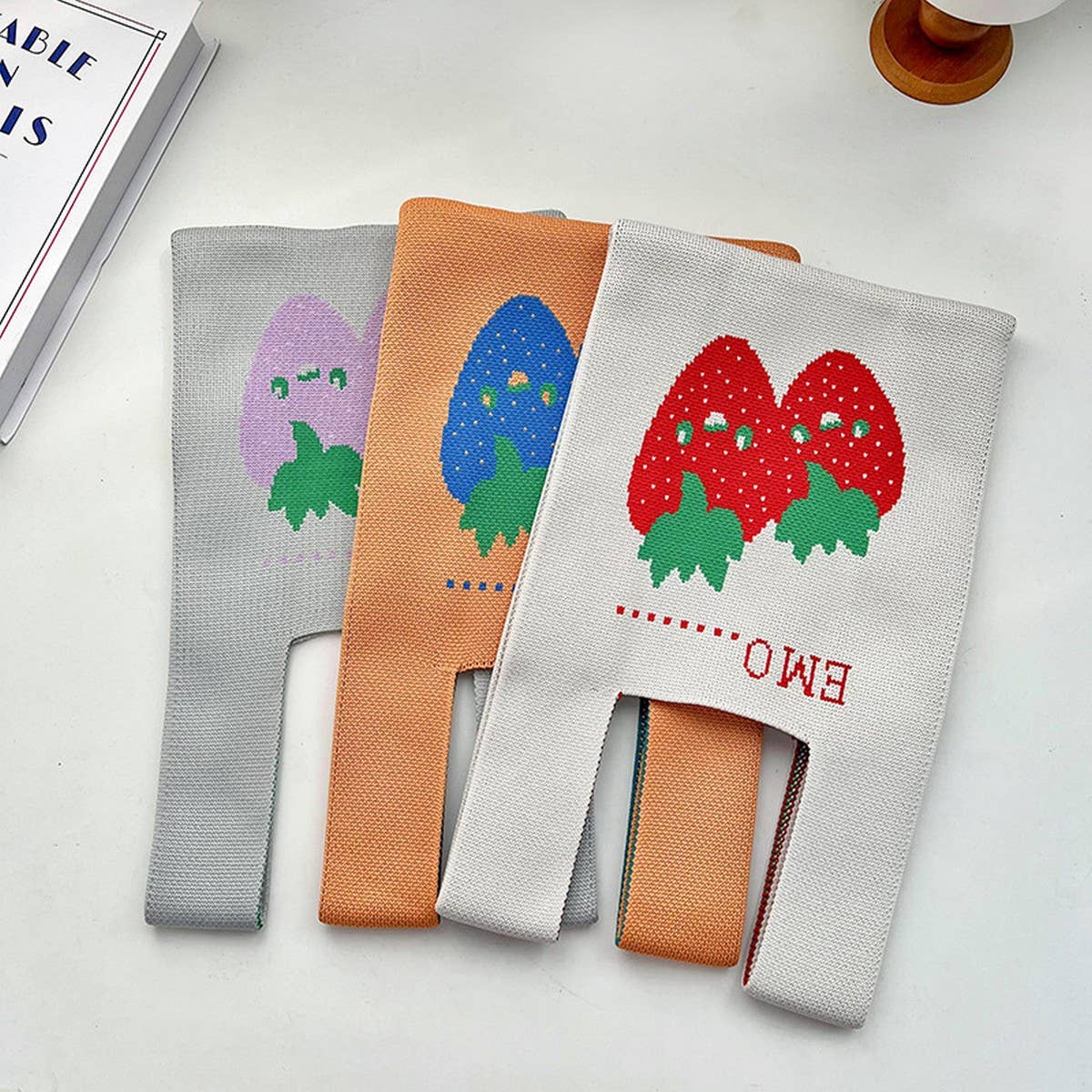 PERSONALIZED DESIGN STRAWBERRY KNITTED BAG_CWAB3079