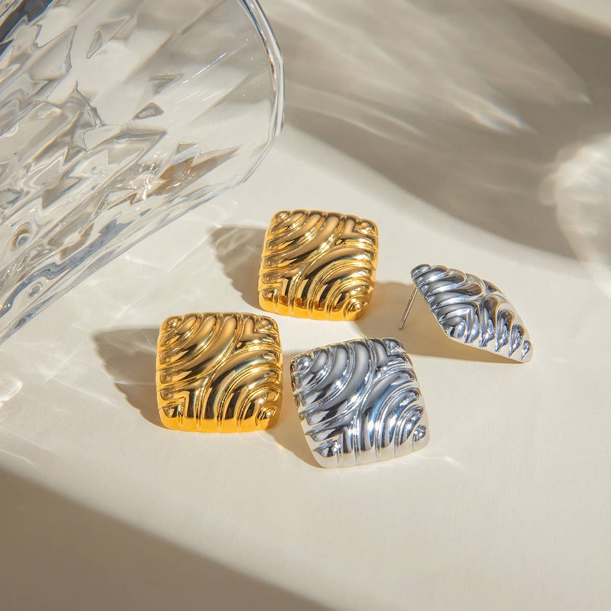 LIGHT LUXURY HORIZONTAL STRIPED ROUND EARRINGS