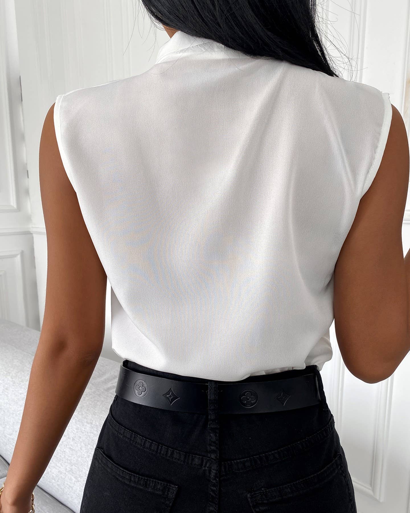 V-NECK CHIFFON SLEEVELESS SHIRT