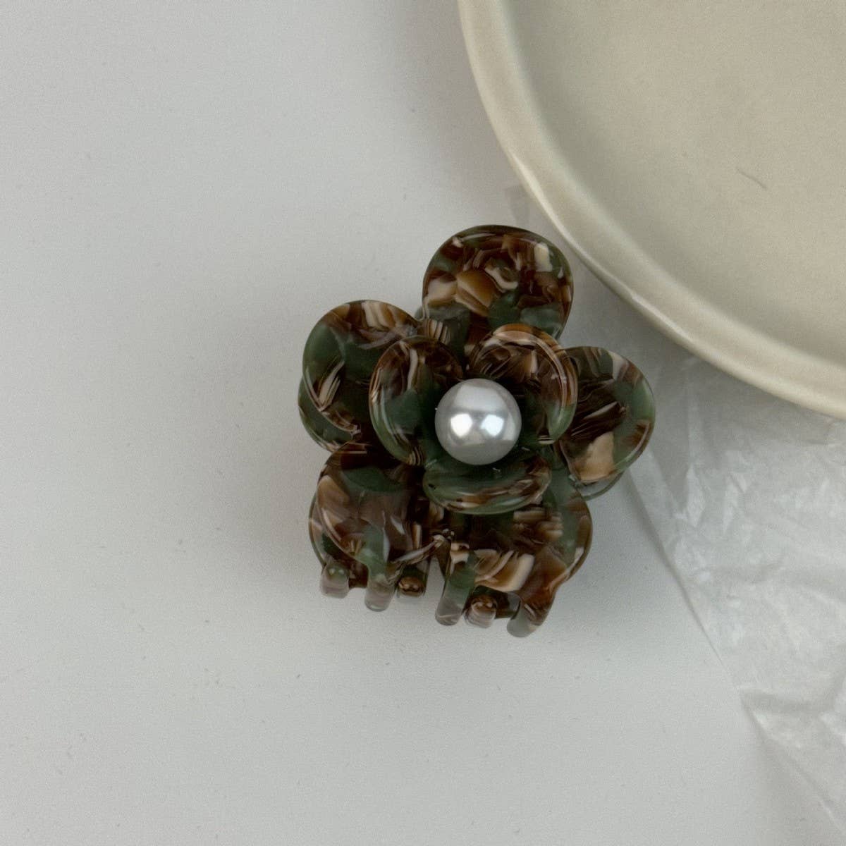 Medium double pearl flower clip with acetic acid texture