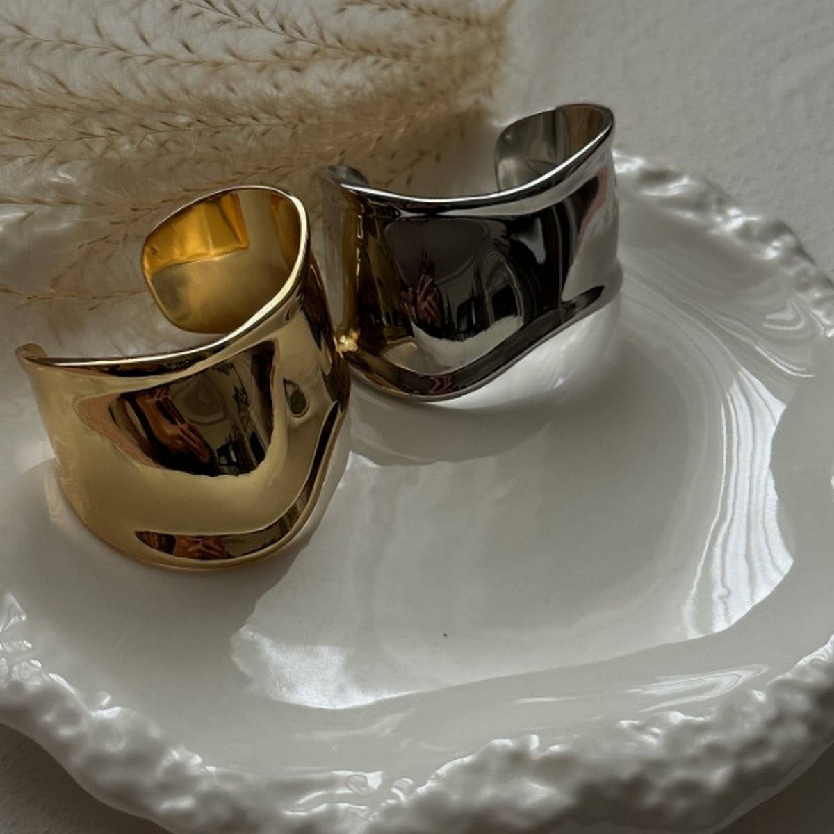 FASHIONABLE DESIGN OPEN SMOOTH BRACELET