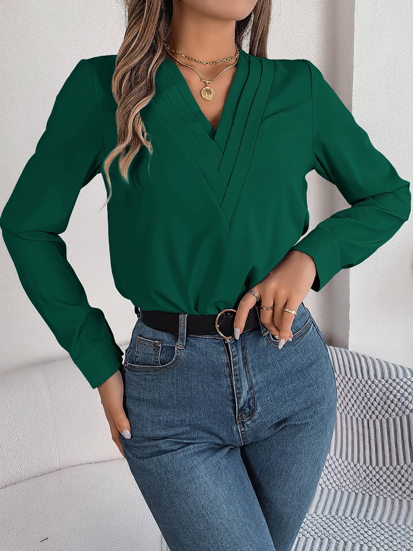 SOLID COLOR LAYERED V-NECK LONG-SLEEVED SHIRT