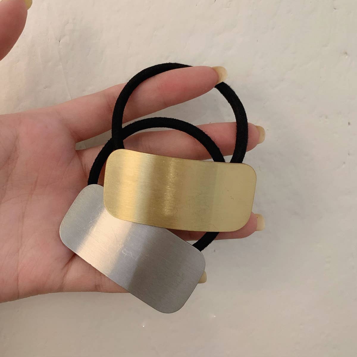 MINIMALIST TEXTURE AND VERSATILE HAIR SCRUNCHIES