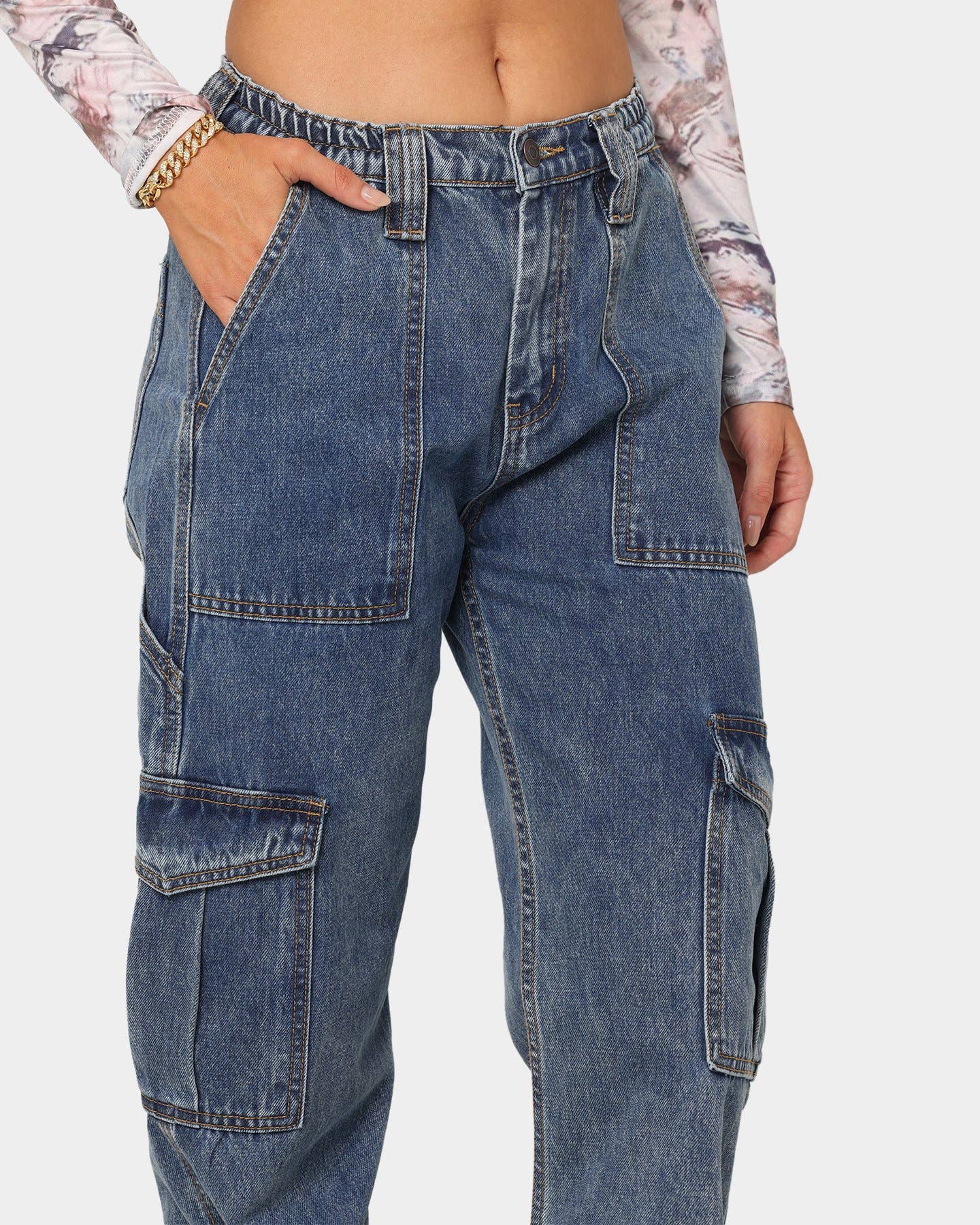 HIGH-WAISTED ELASTIC-WAISTBAND BAGGY CARGO JEANS