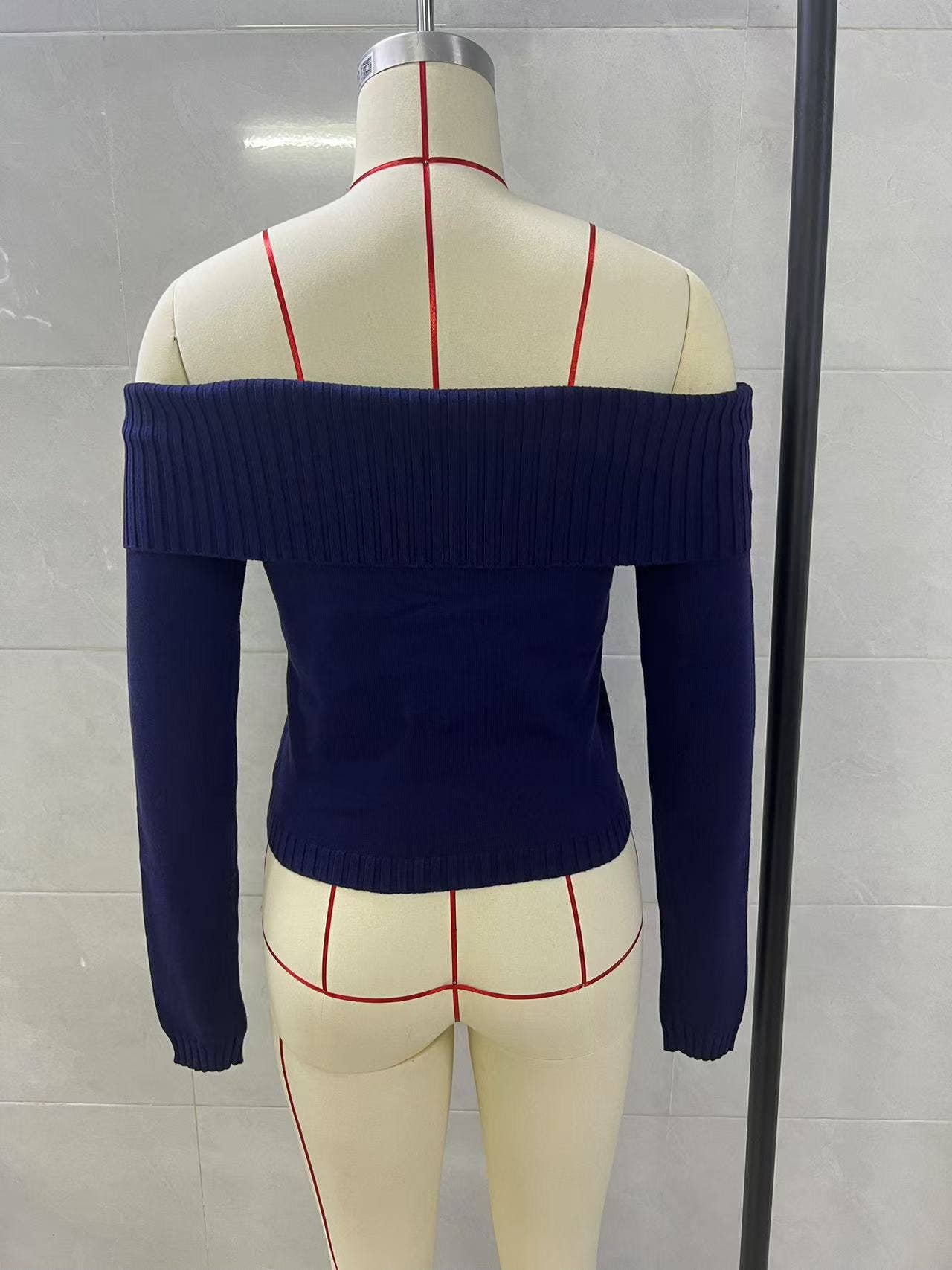 Solid-colored one-neck long-sleeved sweater