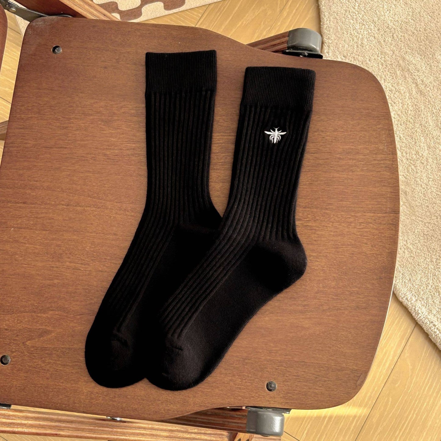 EMBROIDERY BEE SOLID COLOR MATCHING MIDTUBE SOCKS