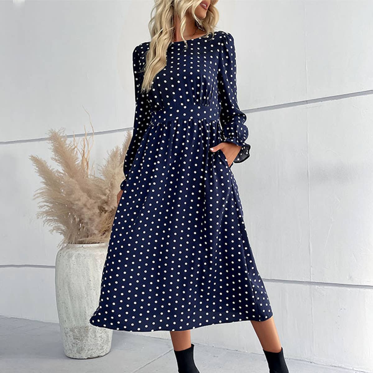 Polka dot dress with round neck and waist