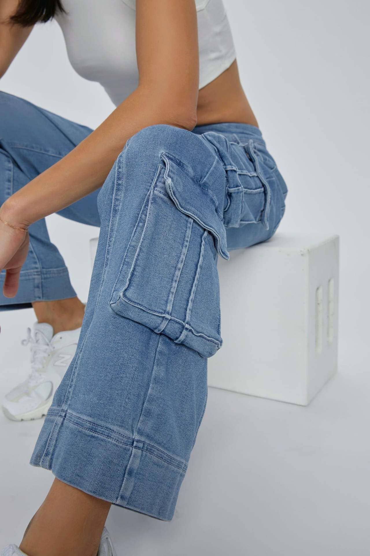 WASHED CARGO MULTI-POCKET WIDE-LEG LACE-UP JEANS