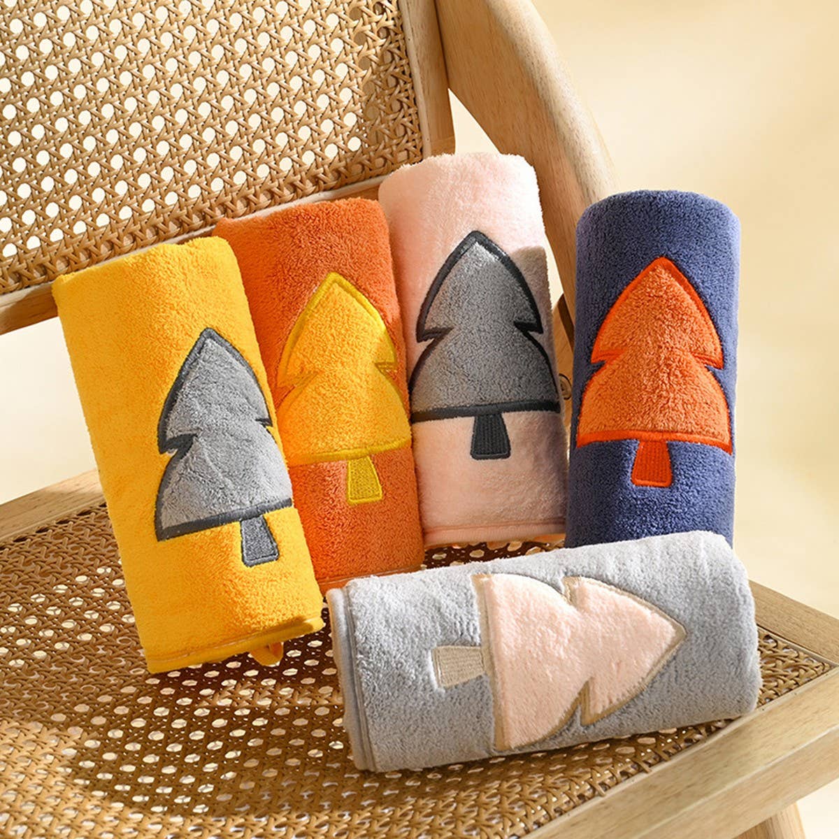 EMBROIDERED CORAL FLEECE ABSORBENT BATH TOWEL
