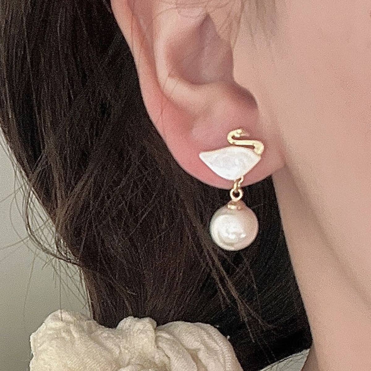 PREMIUM PEARL SHELL SWAN EARRINGS_CWAJE1521