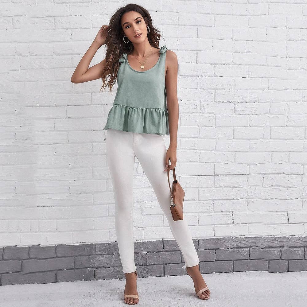 A loose vest with ruffled simple vacation style