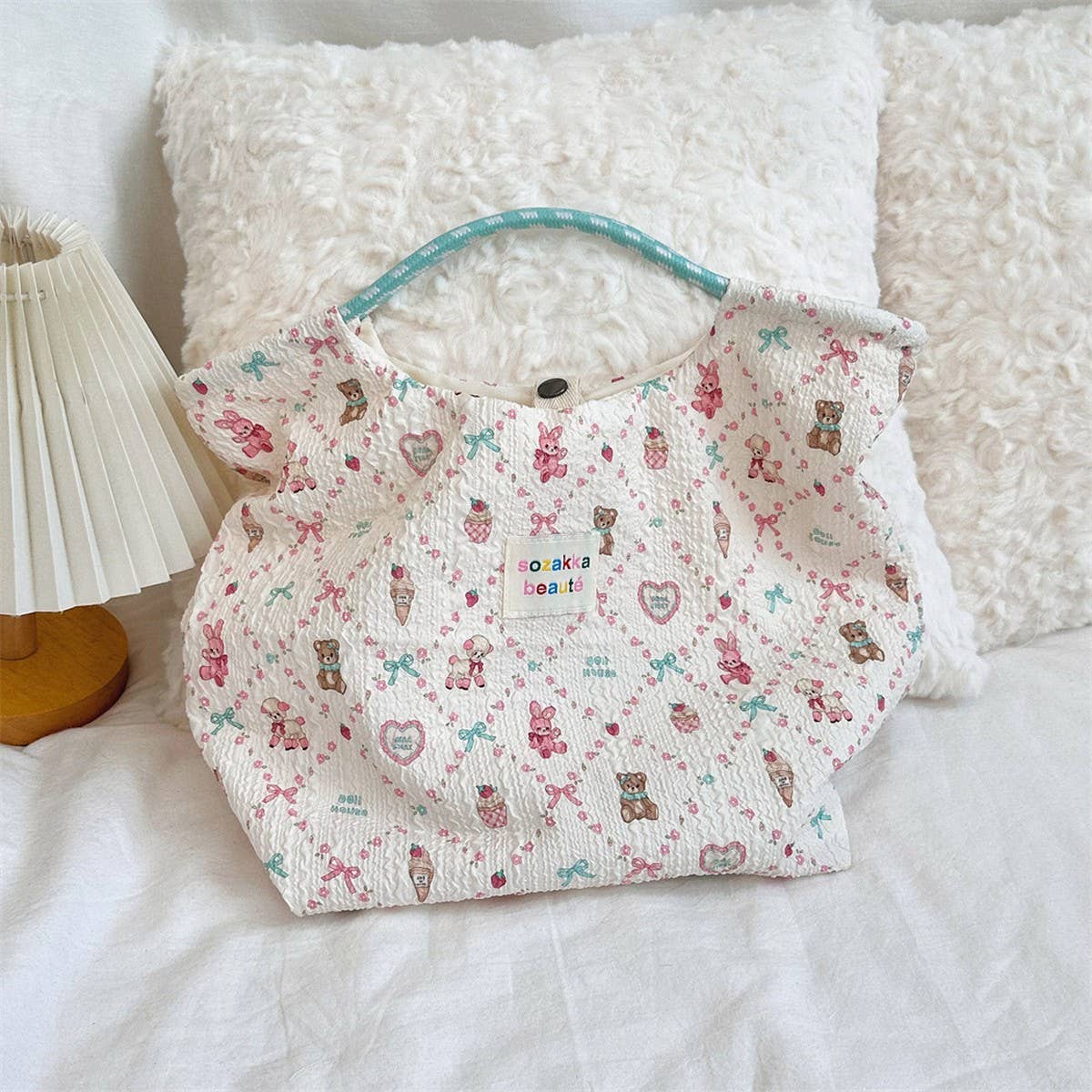 CWAB3909_CARTOON EMBOSSED CANVAS COMMUTER HANDBAG