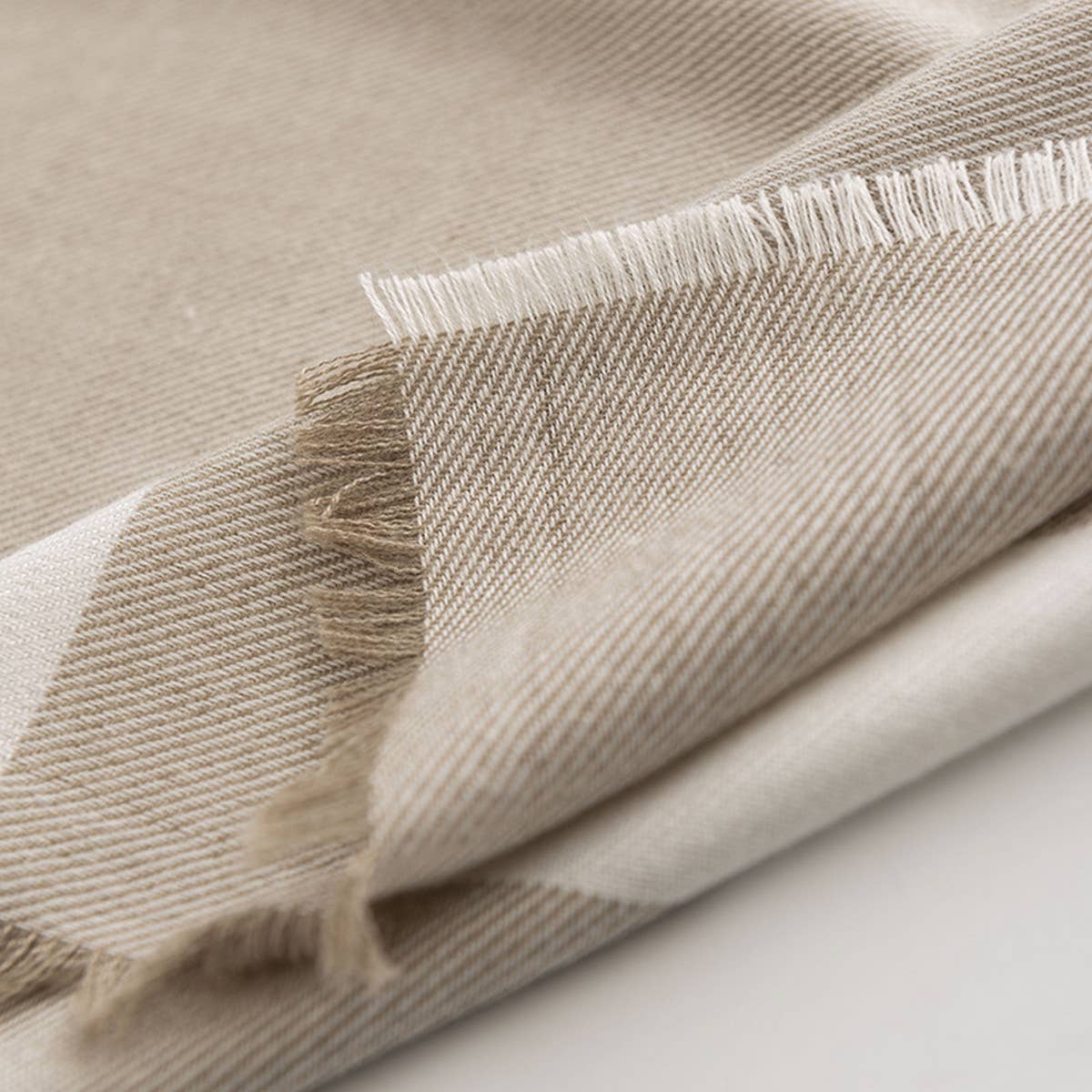 FASHIONABLE MID-LENGTH TWILL SCARF