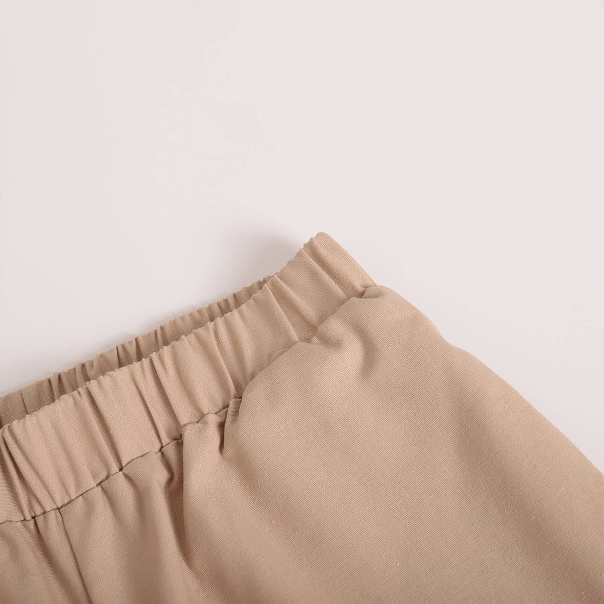 Waistcoat and trousers set that exposes the waist