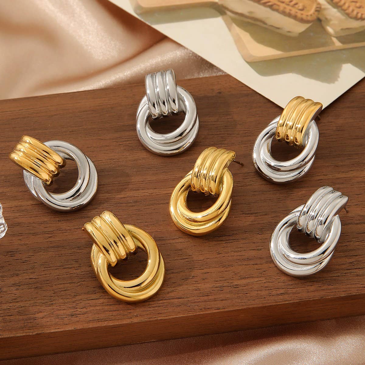 18K GOLD THREADED TITANIUM HOOP EARRINGS_CWMM3603