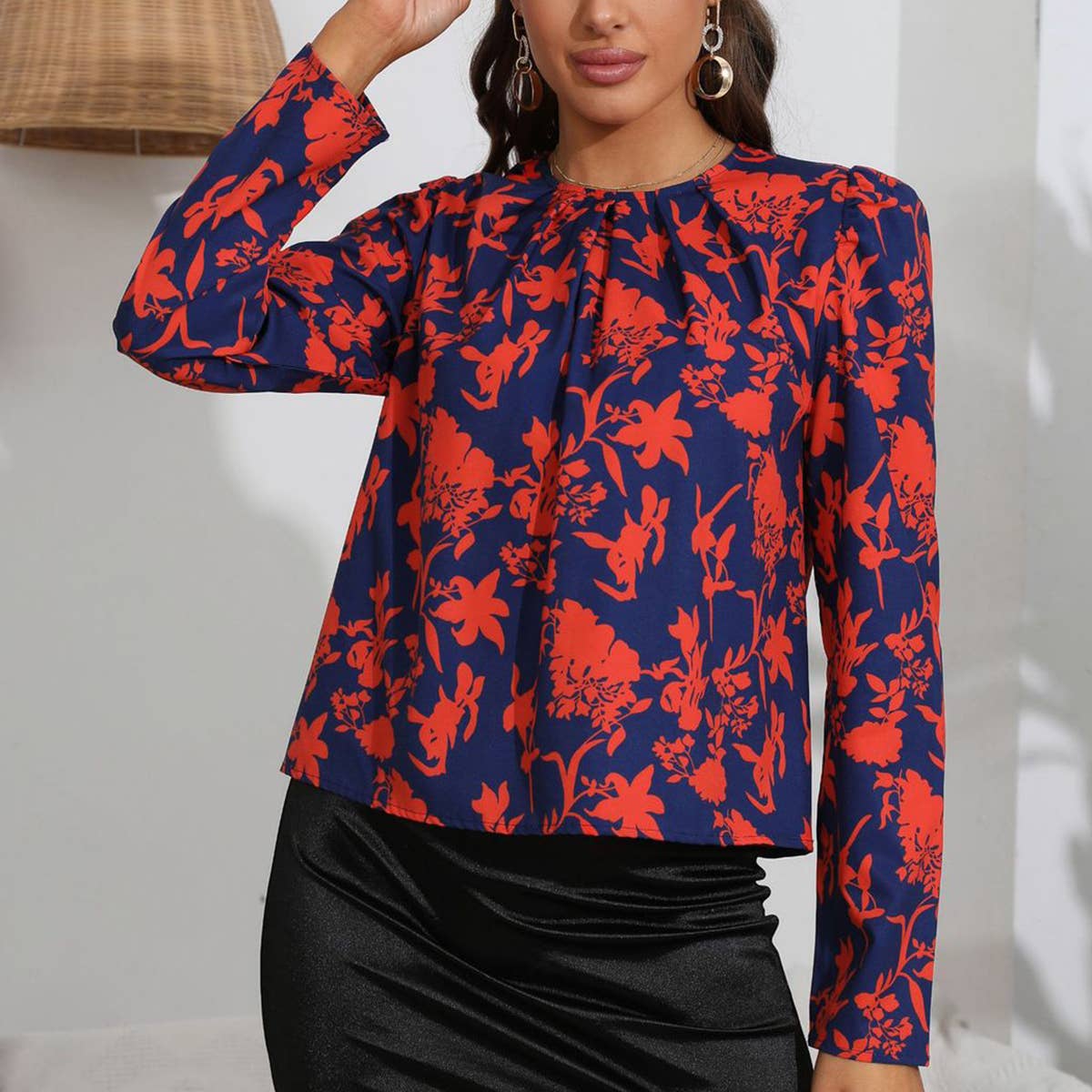 Leisure-style crew-neck long-sleeved shirt