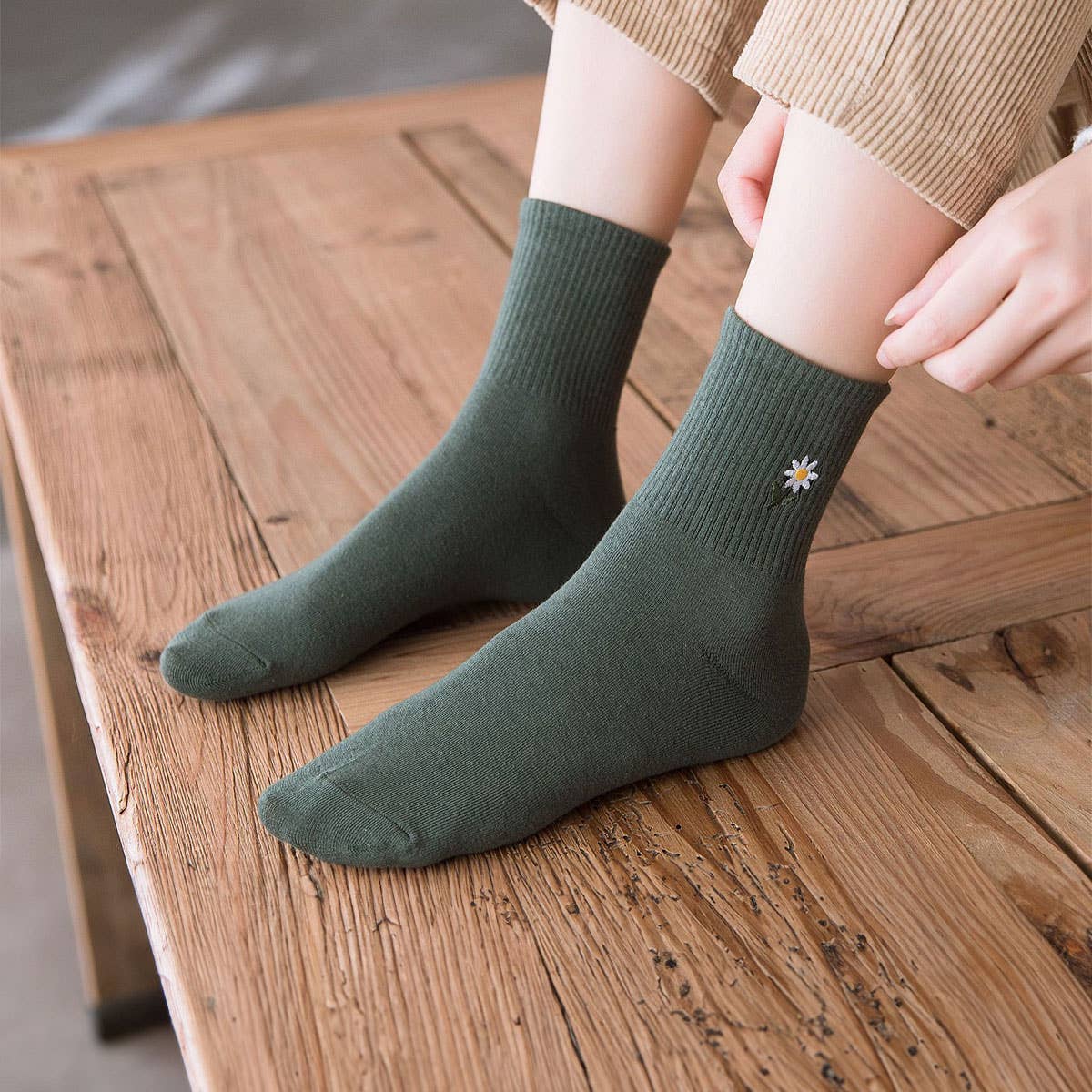 Solid Color Daisy Socks, Cotton Mid-Calf Style_CWMS088