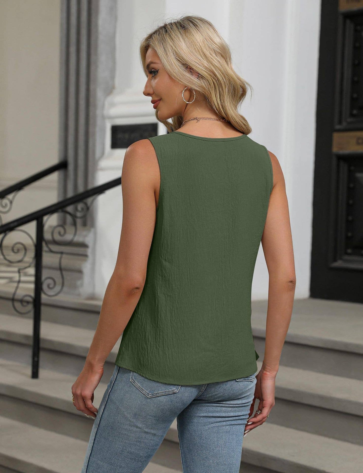 Solid color crew neck sleeveless casual vest