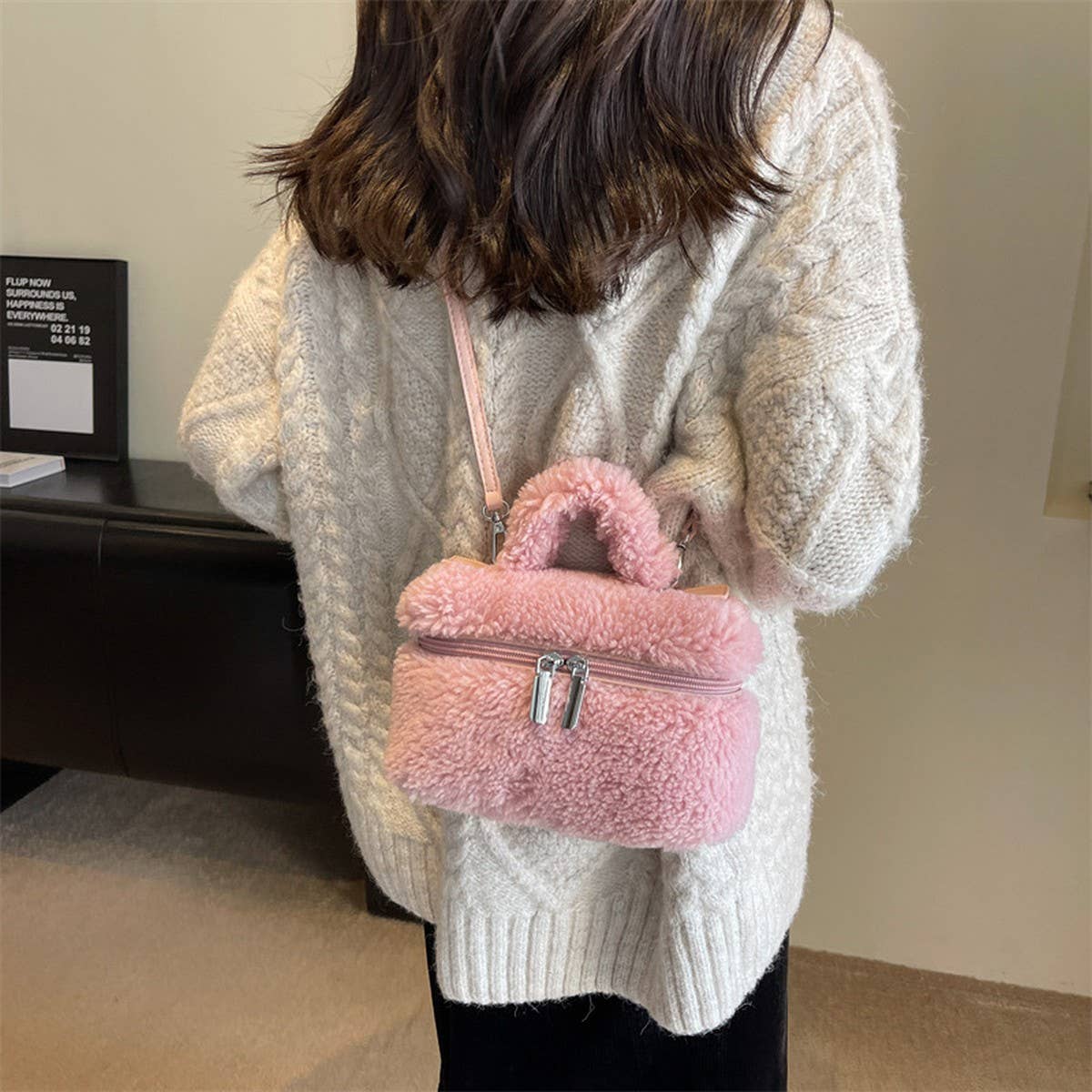 WINTER ONE-SHOULDER CROSSBODY LAMB PLUSH BAG_CWAB3924