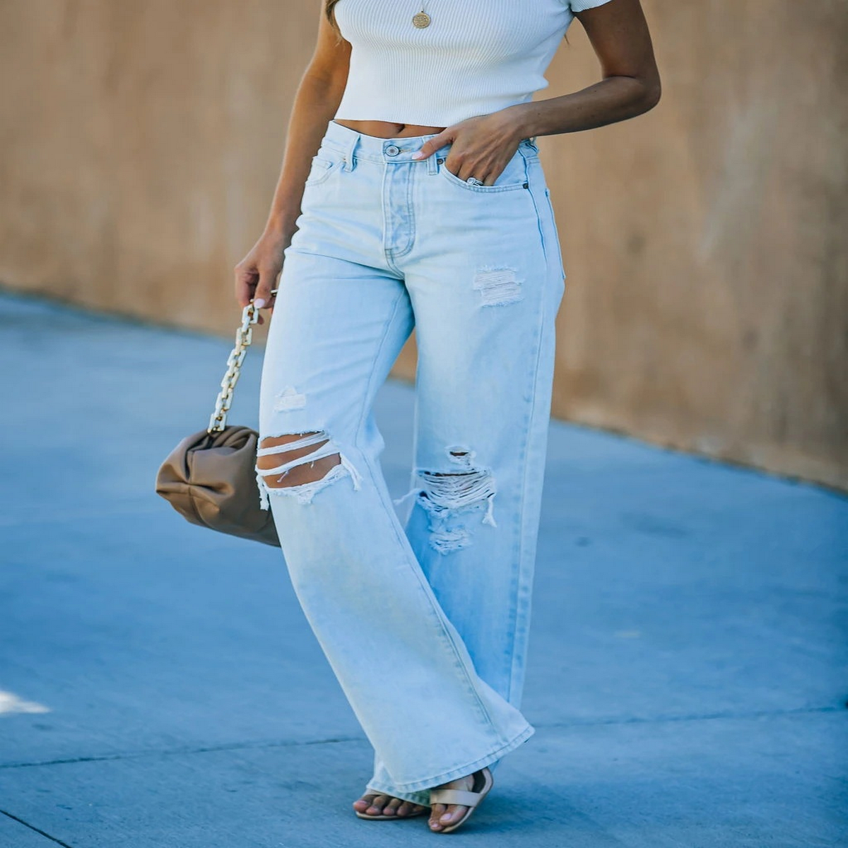 Light Wash Ripped Jeans ? Casual Street Style