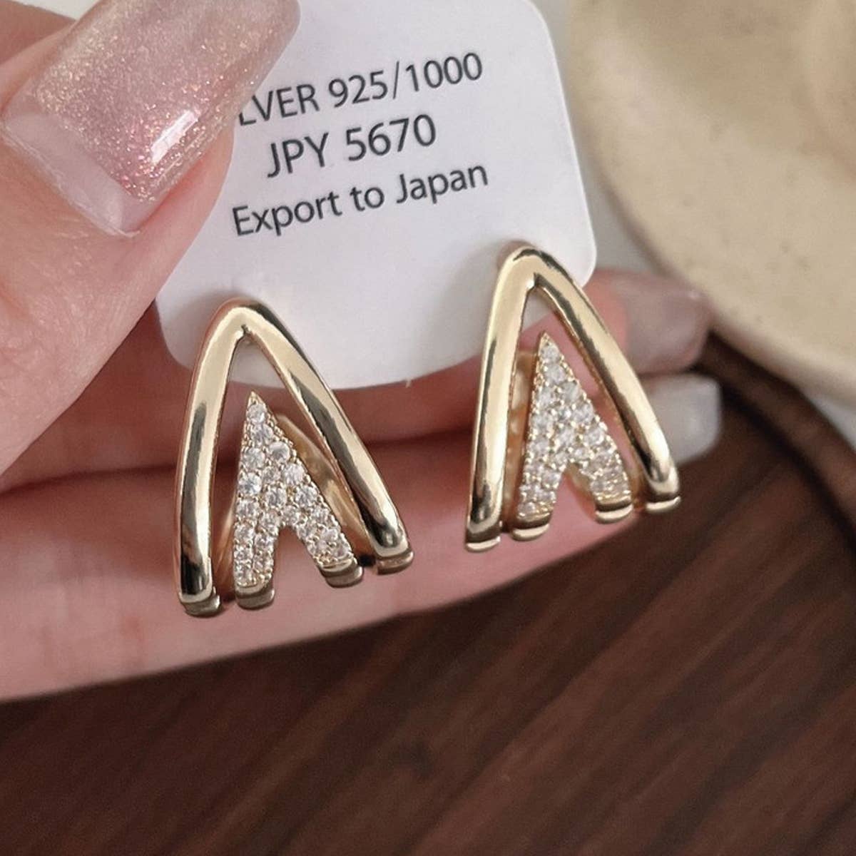 MINIMALIST V-SHAPED EARRINGS