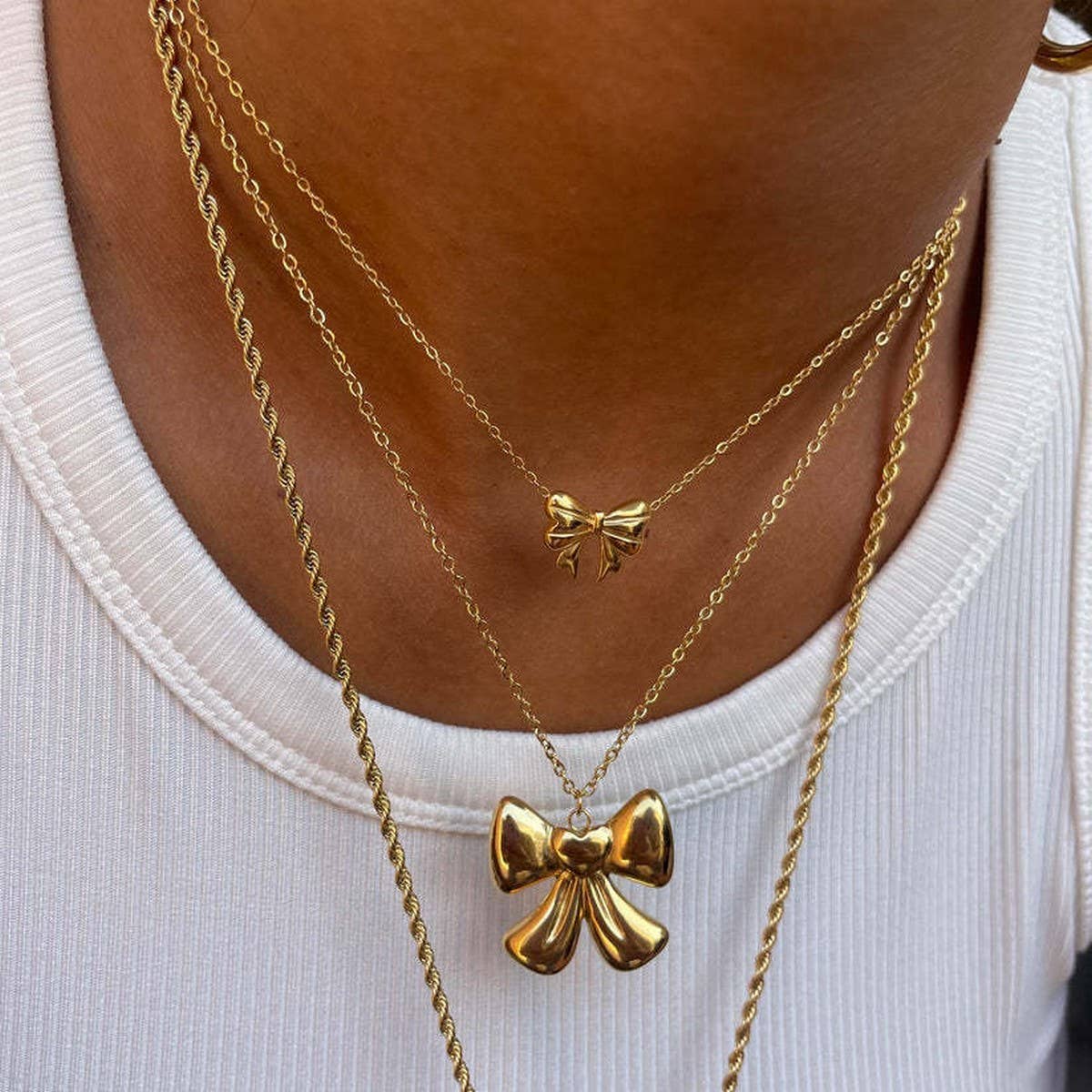Women's elegant exaggerated bow necklace