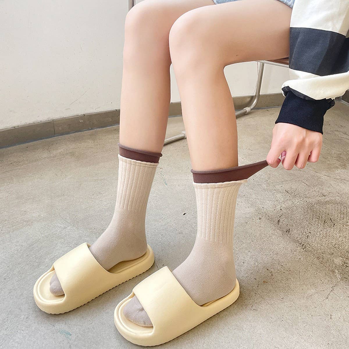 WOMEN PAIR BREATHABLE HEMMED SOCKS