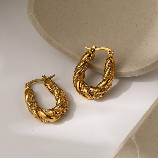 18K GOLD PLATED LIGHTWEIGHT TWISTED HOOP EARRINGS_CWAJE0553