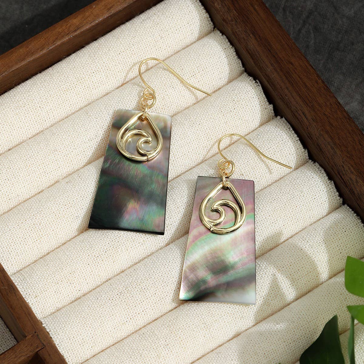 FASHIONABLE BLACK SHELL TRAPEZOID EARRINGS_CWMM4269