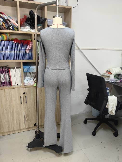 A form-fitting square-neck knitted casual suit