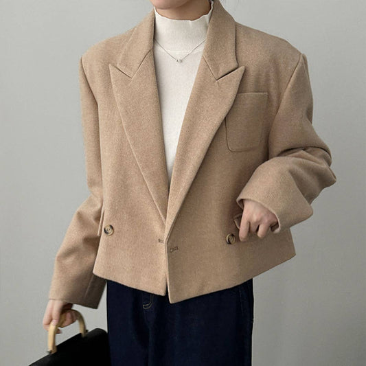 The foreign style goes with a short woolen coat