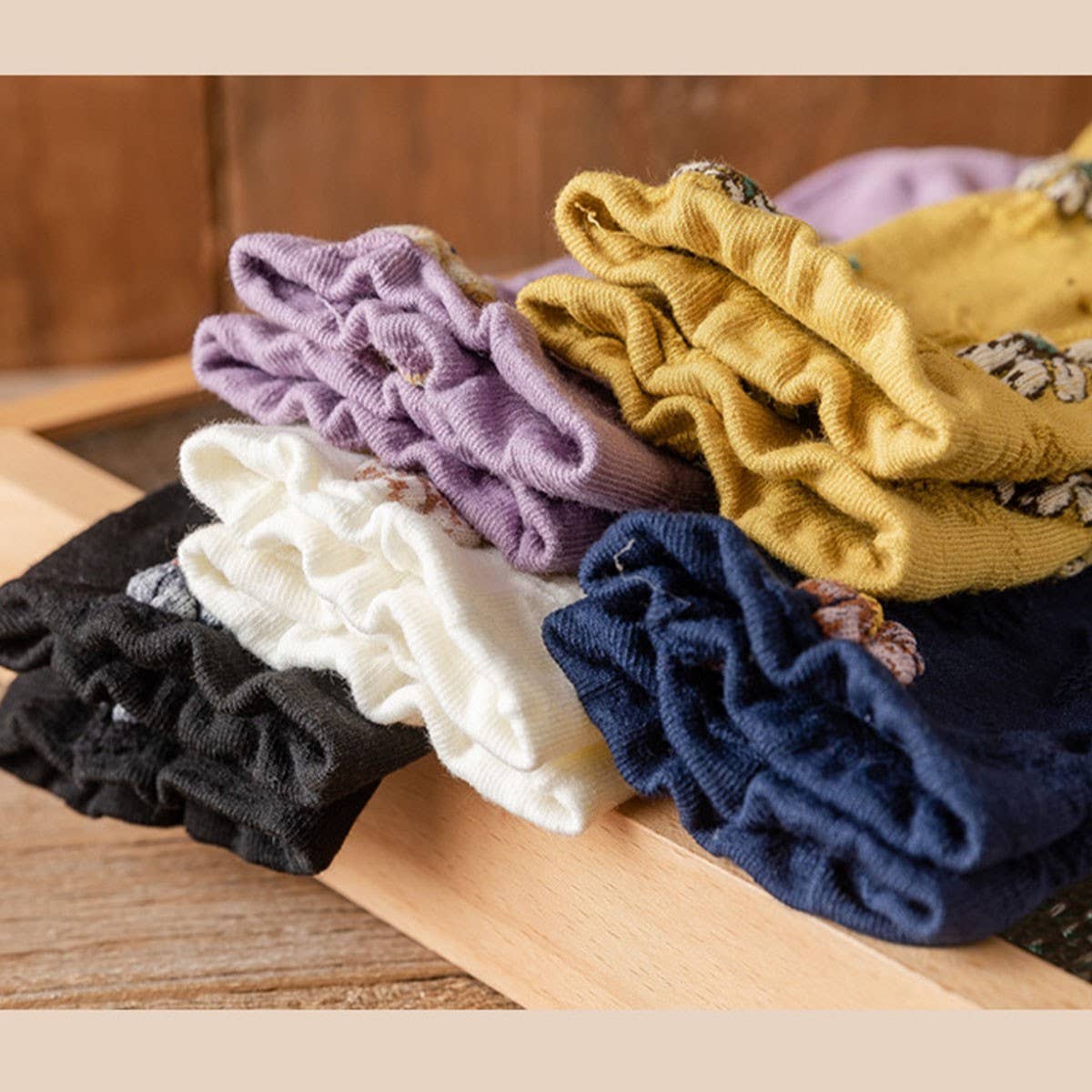 THREE-DIMENSIONAL RELIEF FLOWER MID-TUBE SOCKS