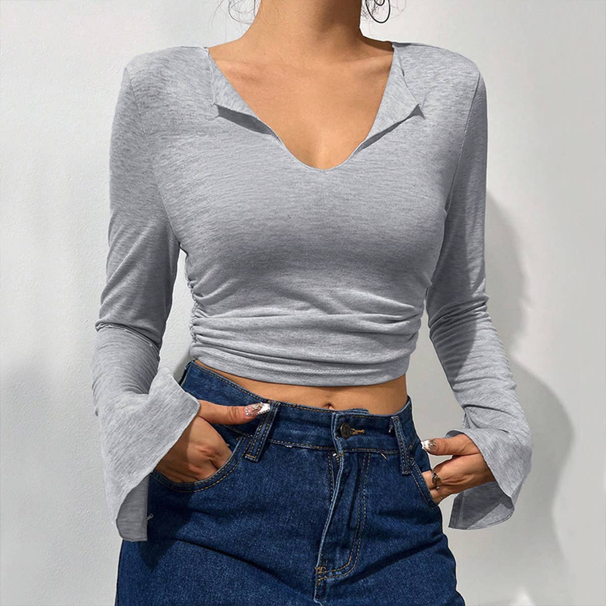 V-neck slim short T-shirt pleated flared sleeves