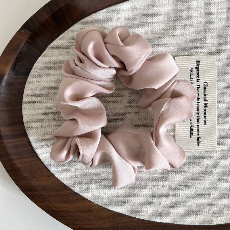 A simple and versatile satin style hairband