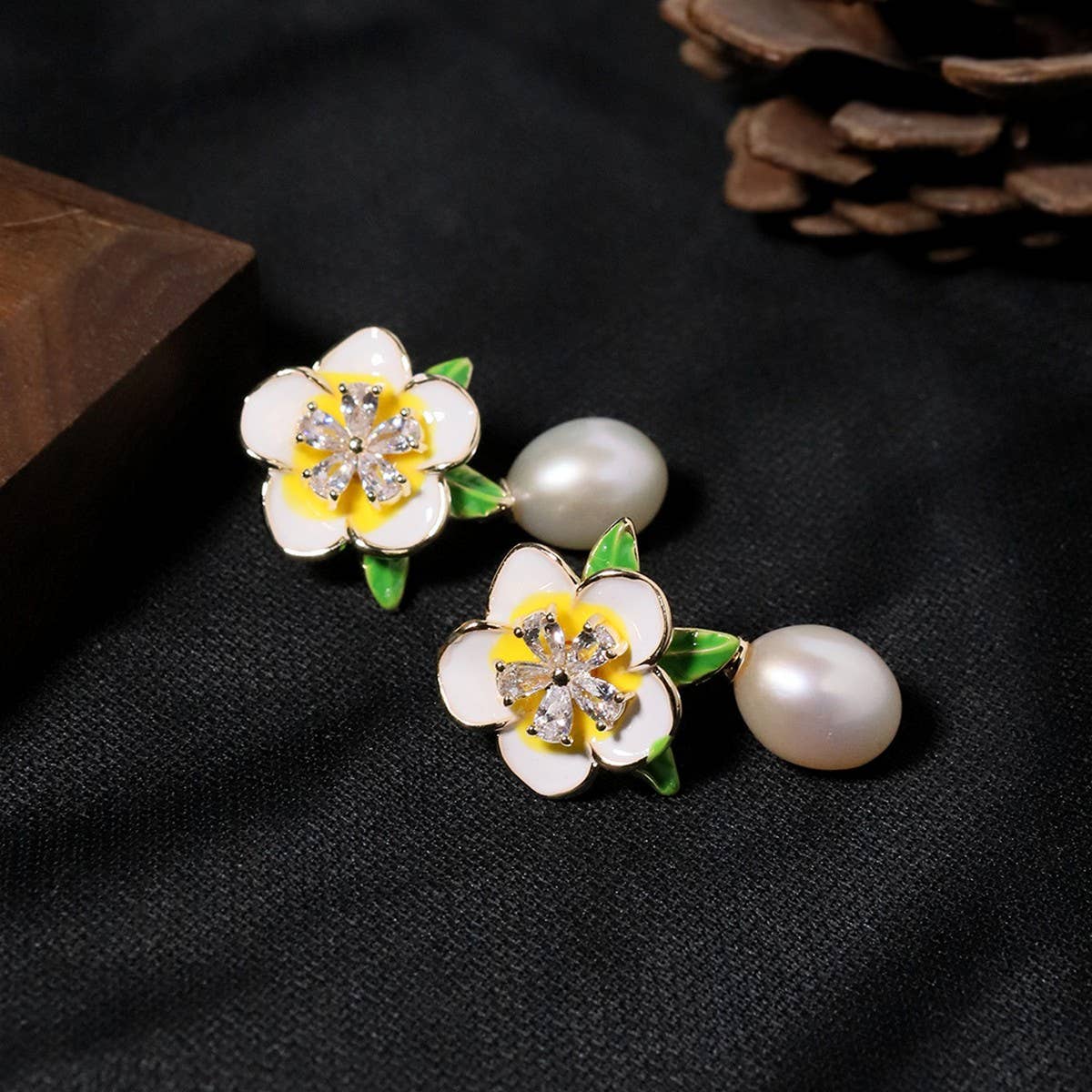 NEW RETRO SWEET DESIGN CAMELLIA PEARL EARRINGS