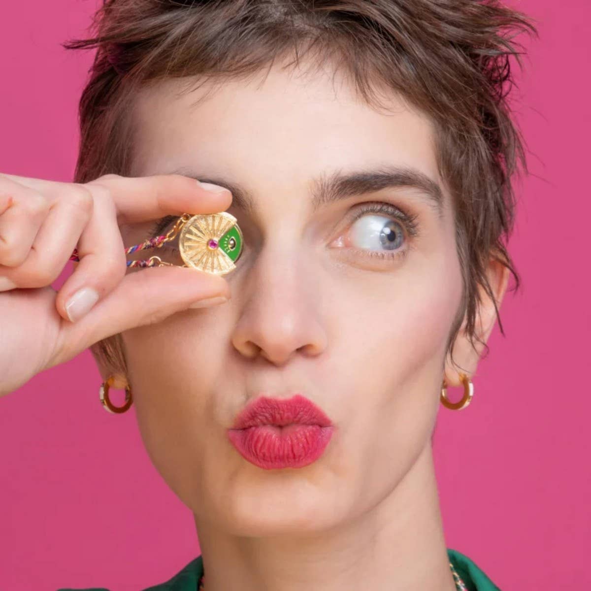 GOLD-PLATED NECKLACE WITH COLORFUL ROUND PENDANT